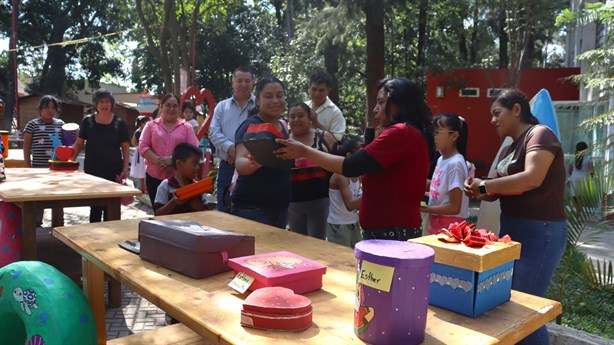 En Ciudad Mendoza, clausuran taller de manualidades por 14 de febrero