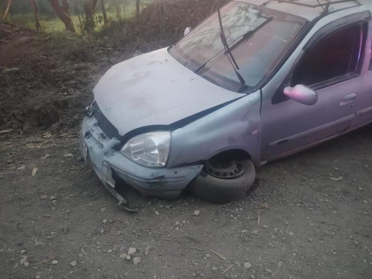 Hallan auto accidentado y abandonado en carretera Misantla-Martínez de la Torre