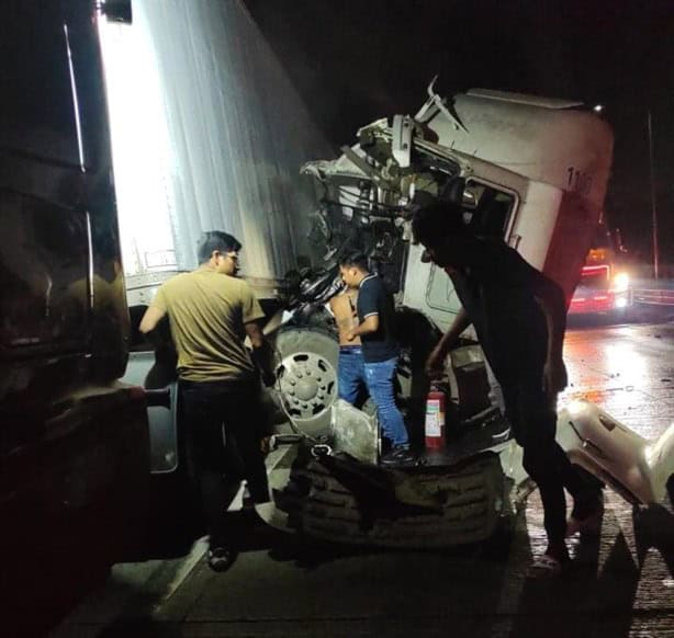 Choque de tráileres sobre autopista Córdoba- Orizaba deja 2 personas severamente lesionadas