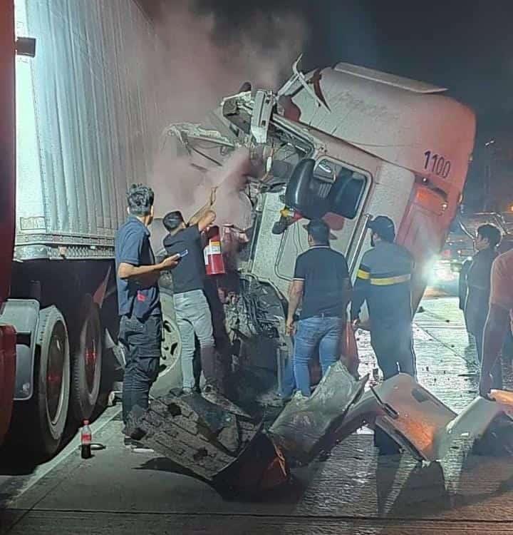 Choque de tráileres sobre autopista Córdoba- Orizaba deja 2 personas severamente lesionadas