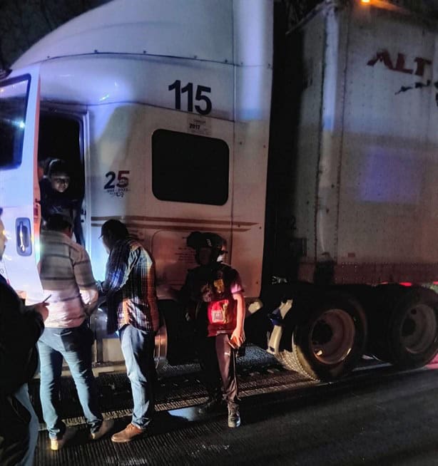 Torton con pollos se impacta contra tráiler en autopista Córdoba-Veracruz