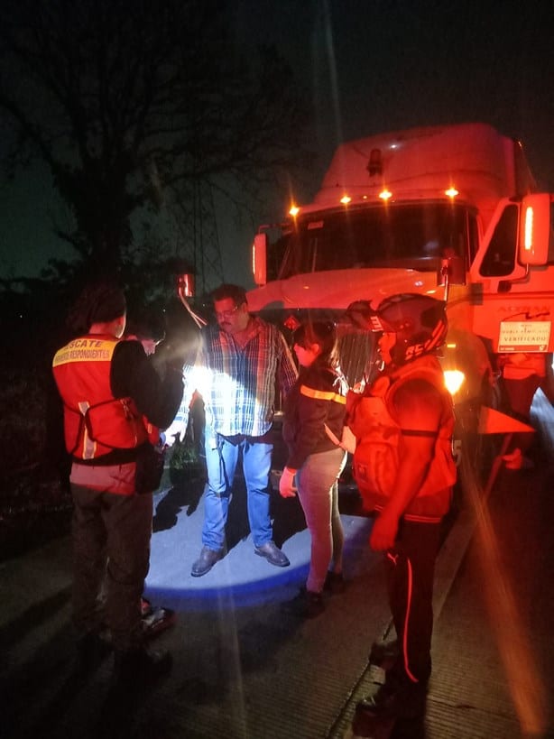 Torton con pollos se impacta contra tráiler en autopista Córdoba-Veracruz