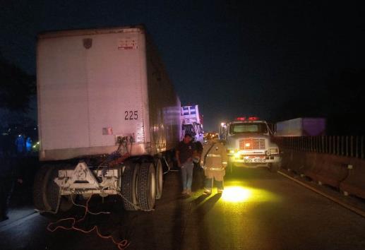 Torton con pollos se impacta contra tráiler en autopista Córdoba-Veracruz