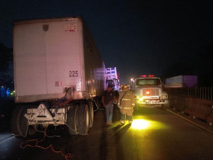 Torton con pollos se impacta contra tráiler en autopista Córdoba-Veracruz