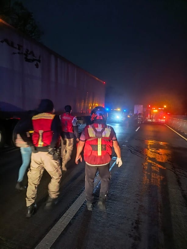 Torton con pollos se impacta contra tráiler en autopista Córdoba-Veracruz