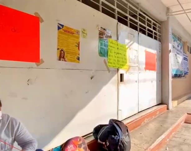 Protestan contra maestros faltistas en primaria de Xalapa