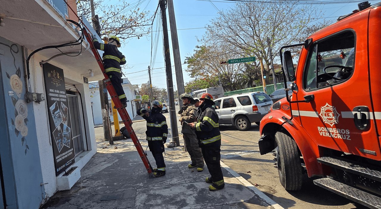 Incendio por cortocircuito moviliza a bomberos en el Centro de Veracruz