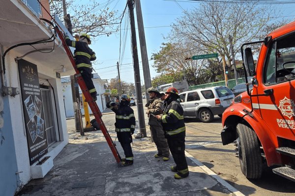 Incendio por cortocircuito moviliza a bomberos en el Centro de Veracruz