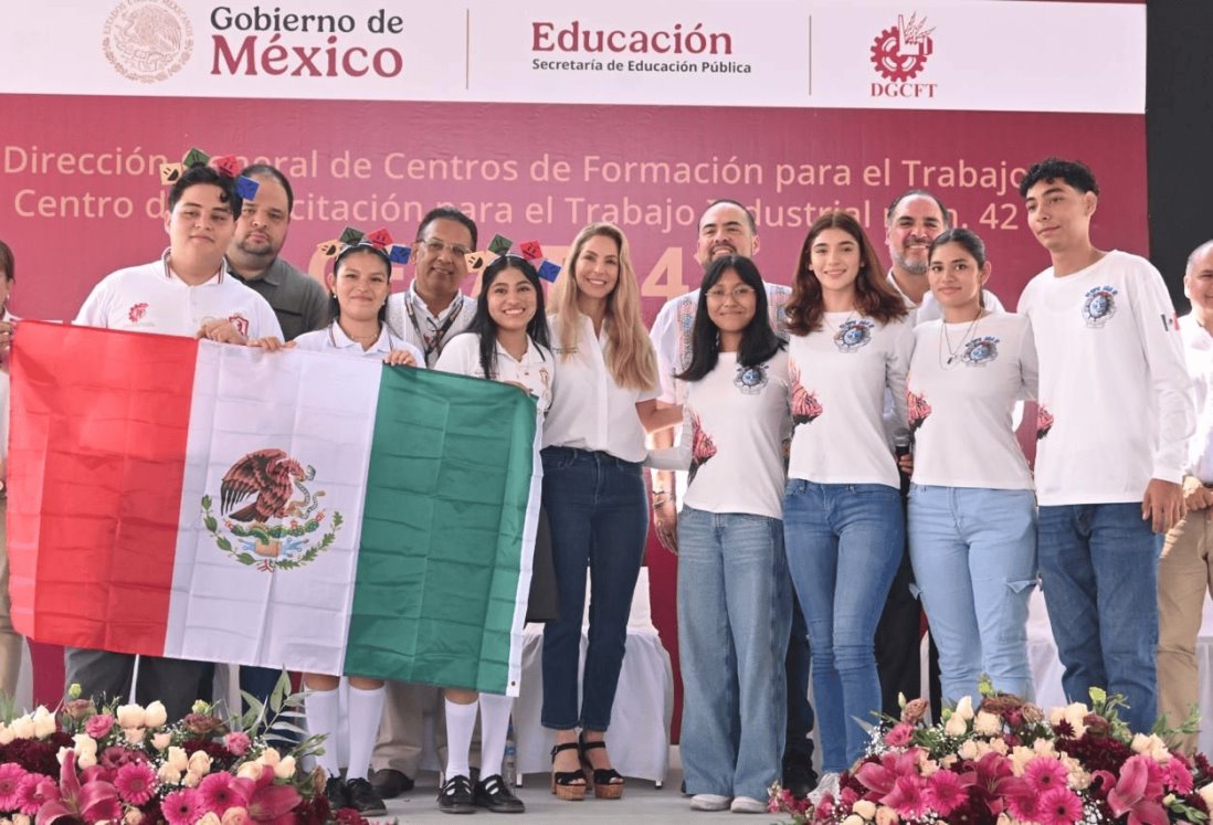 Reconoce alcaldesa Paty Lobeira a jóvenes veracruzanos destacados en la ciencia