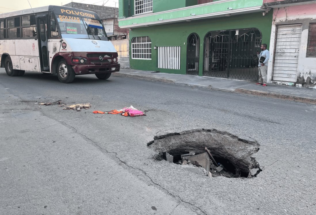 Socavón en la Reserva Tarimoya provoca accidente de autobús al intentar esquivarlo | VIDEO