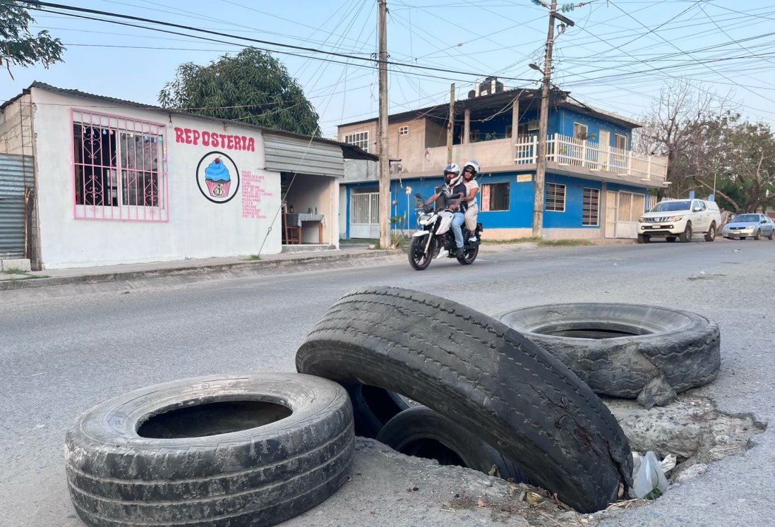 Vecinos de la Reserva Tarimoya denuncian baches y registros sin tapa sin atención