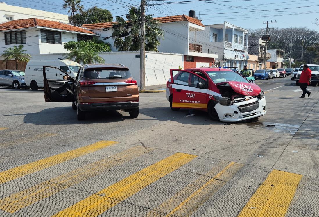 Taxi y camioneta chocan en calles de la colonia Centro, en Veracruz