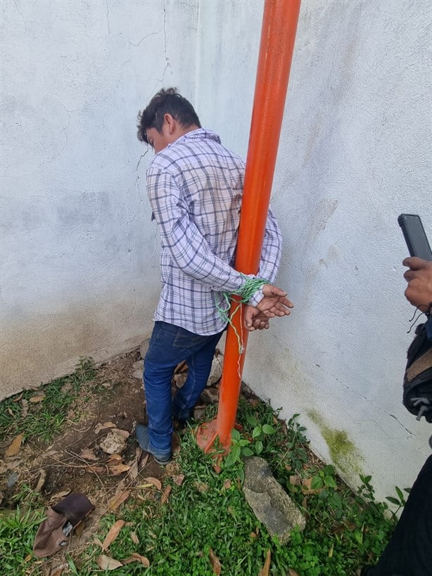 Capturan a hombre acusado de fotografiar a menores de secundaria en María de la Torre