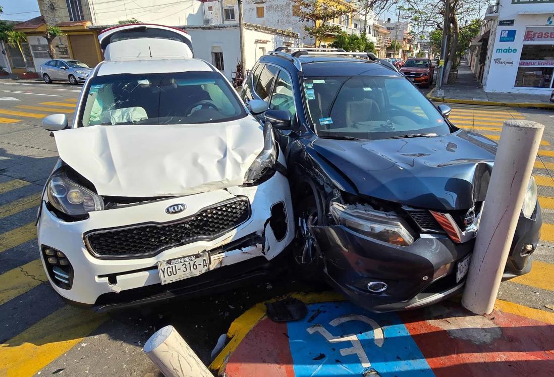 Fuerte choque entre camionetas en avenida de Veracruz deja cuantiosos daños materiales