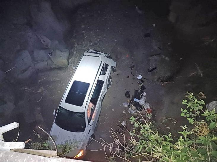 Accidente en la carretera Xalapa-Alto Lucero; camioneta cae a riachuelo