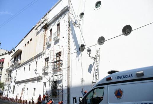 Trabajador queda colgado en Palacio de Gobierno en Xalapa tras colapsar andamio (+VIDEO)