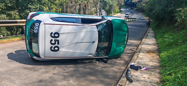 ¡Perdió el control! taxista vuelca en la calle Carlos R. Smith en Xalapa 