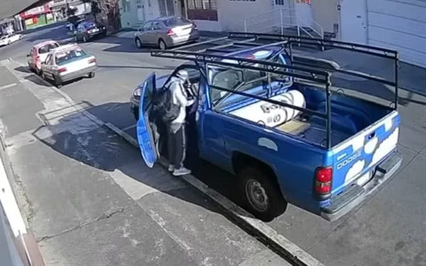 ¡A plena luz! Ladrón roba pertenencias de una camioneta en Xalapa y se sale con la suya (+VIDEO)