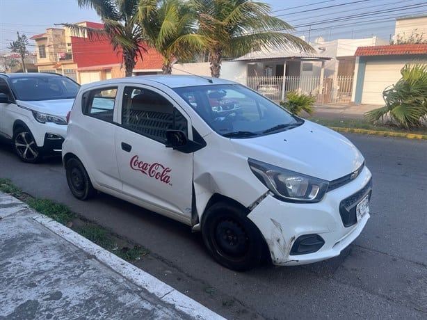 Motociclista se estrella contra auto en el fraccionamiento Floresta