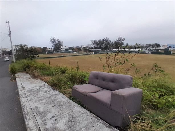 Arrojan basura y hasta muebles en terreno de colonia de Boca del Río