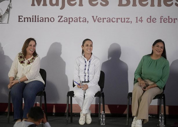 Entregan tarjetas de la Pensión Mujeres Bienestar a 74 mil mujeres en Veracruz