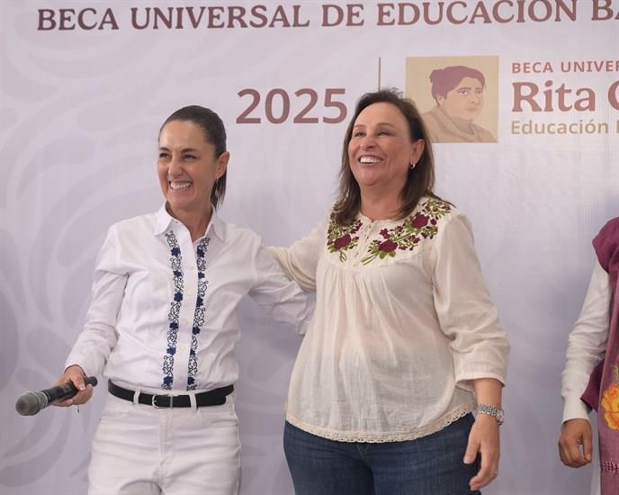 Claudia Sheinbaum y Rocío Nahle entregan tarjetas de la Beca Rita Cetina a tutores de La Antigua