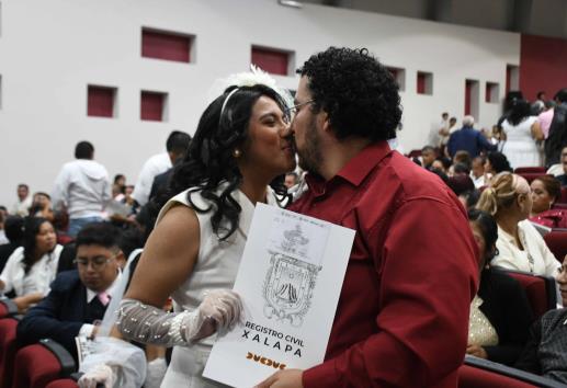 Con el corazón y la ley, 200 parejas sellan su amor en Bodas Colectivas de Xalapa