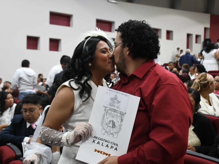 Con el corazón y la ley, 200 parejas sellan su amor en Bodas Colectivas de Xalapa