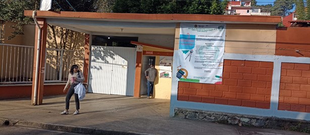 Padres de familia protestan en Secundaria General 7 de Xalapa; por este motivo 