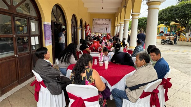 Parejas sellan su amor en Bodas Colectivas de Juchique de Ferrer