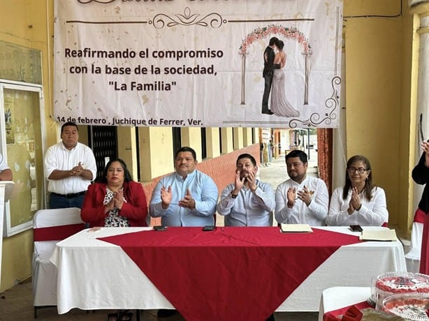 Parejas sellan su amor en Bodas Colectivas de Juchique de Ferrer