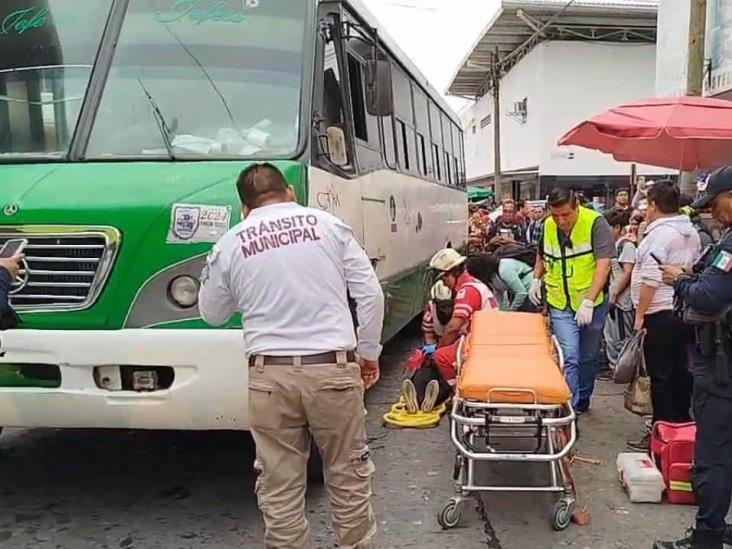 Ancianita es atropellada por un autobús en Martínez de la Torre