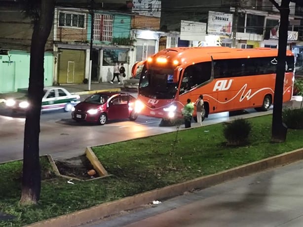 Caos vial en Lázaro Cárdenas, en Xalapa, tras doble accidente