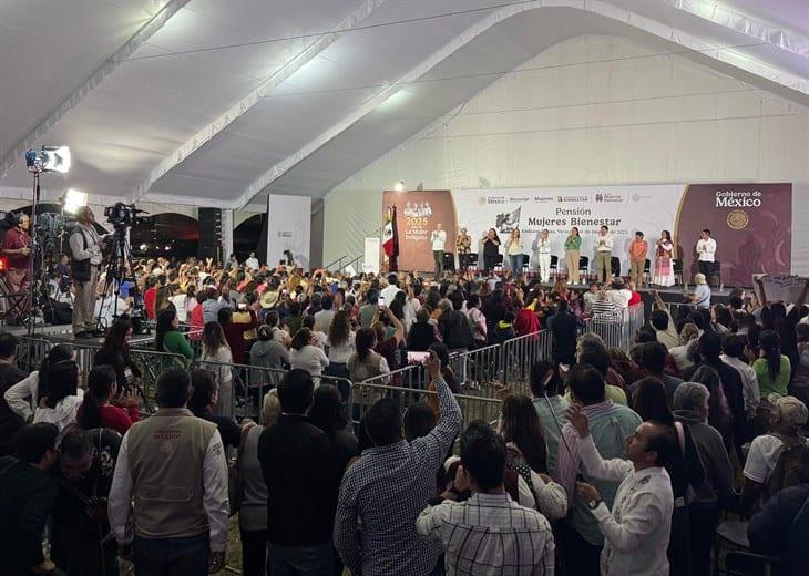 Entregan tarjetas de la Pensión Mujeres Bienestar a 74 mil mujeres en Veracruz