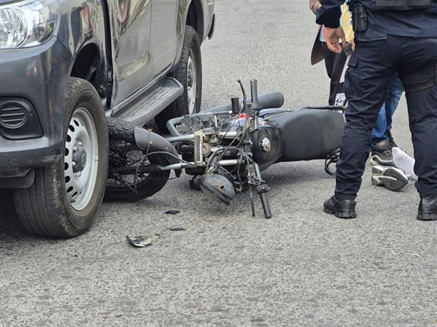 Motociclista choca contra camioneta en calles de la colonia Nueva Era de Boca del Río