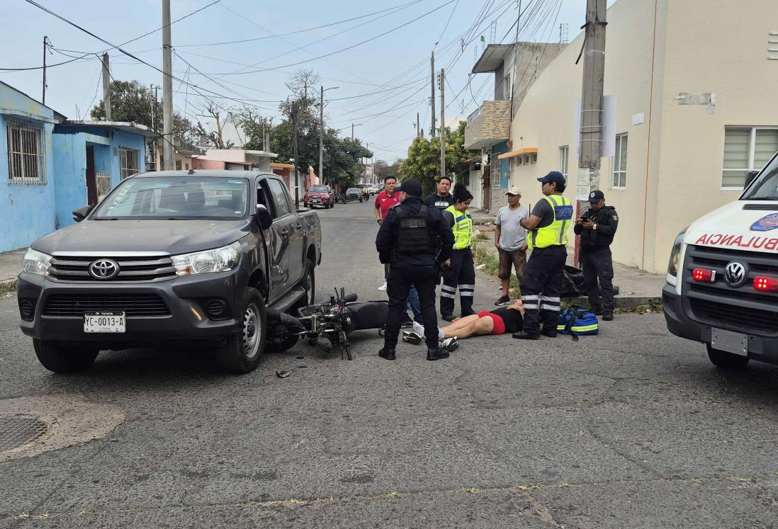 Motociclista choca contra camioneta en calles de la colonia Nueva Era de Boca del Río