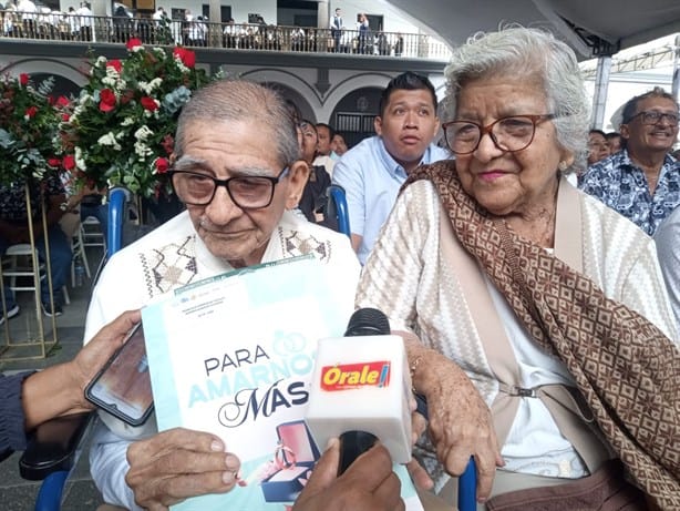 Pareja con más de 70 años juntos se casa en las Bodas Colectivas del puerto de Veracruz