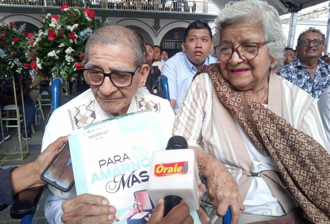 Pareja con más de 70 años juntos se casa en las Bodas Colectivas del puerto de Veracruz