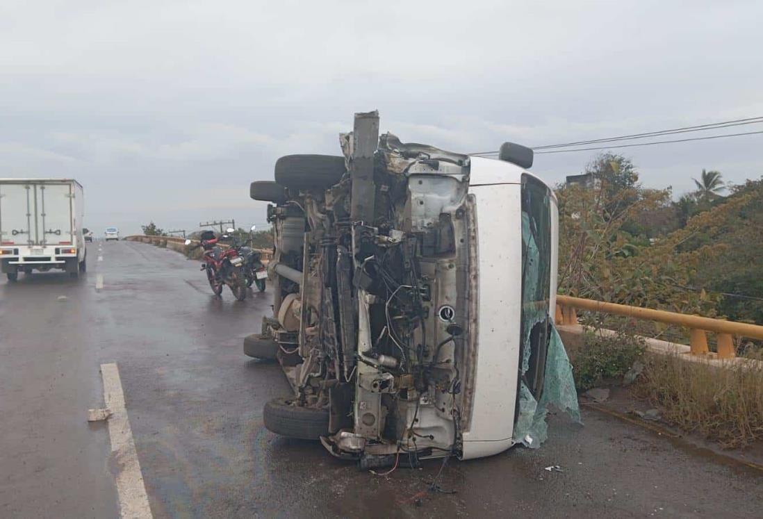 Joven vuelca en carretera de Paso del Toro