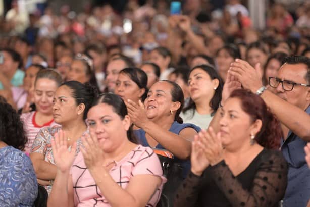 Claudia Sheinbaum y Nahle entregan tarjetas de la beca Rita Cetina en La Antigua