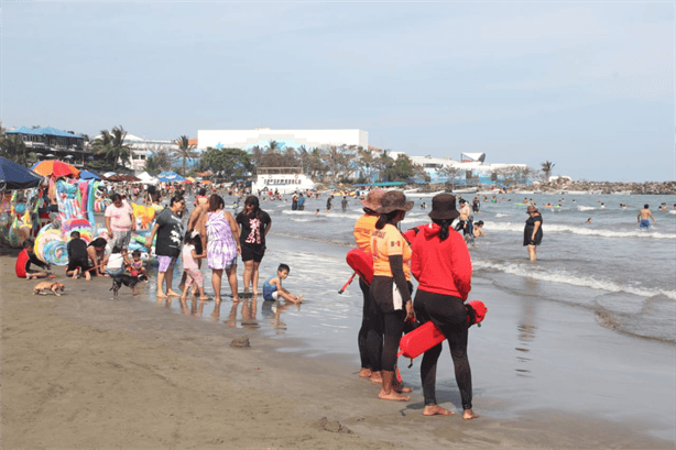 Playas de Veracruz-Boca del Río se llenan de turistas este fin de semana