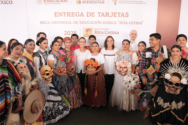 Claudia Sheinbaum y Rocío Nahle entregan becas Rita Cetina en Veracruz