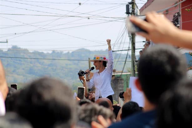 Reciben a Claudia Sheinbaum en Misantla; se reúne con médicos del ISSSTE