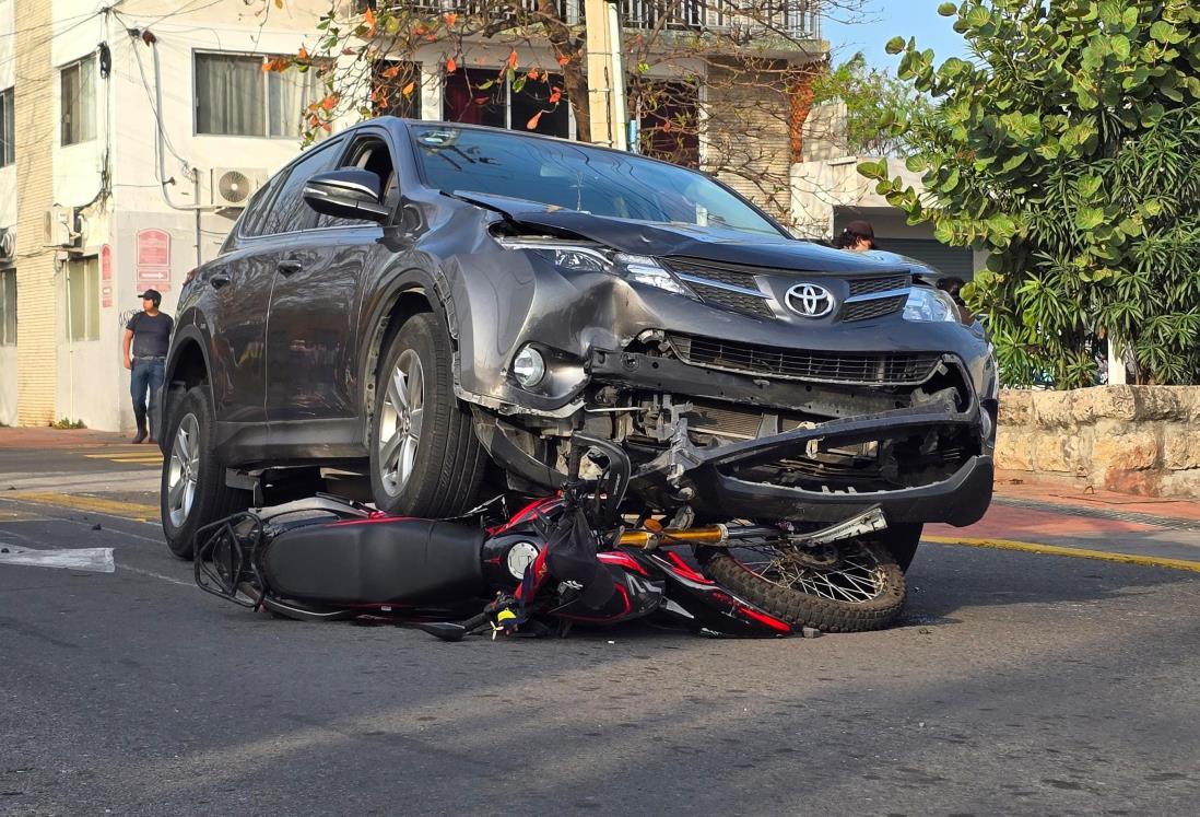 Motociclista es atropellado por conductora de camioneta en colonia Ricardo Flores Magón