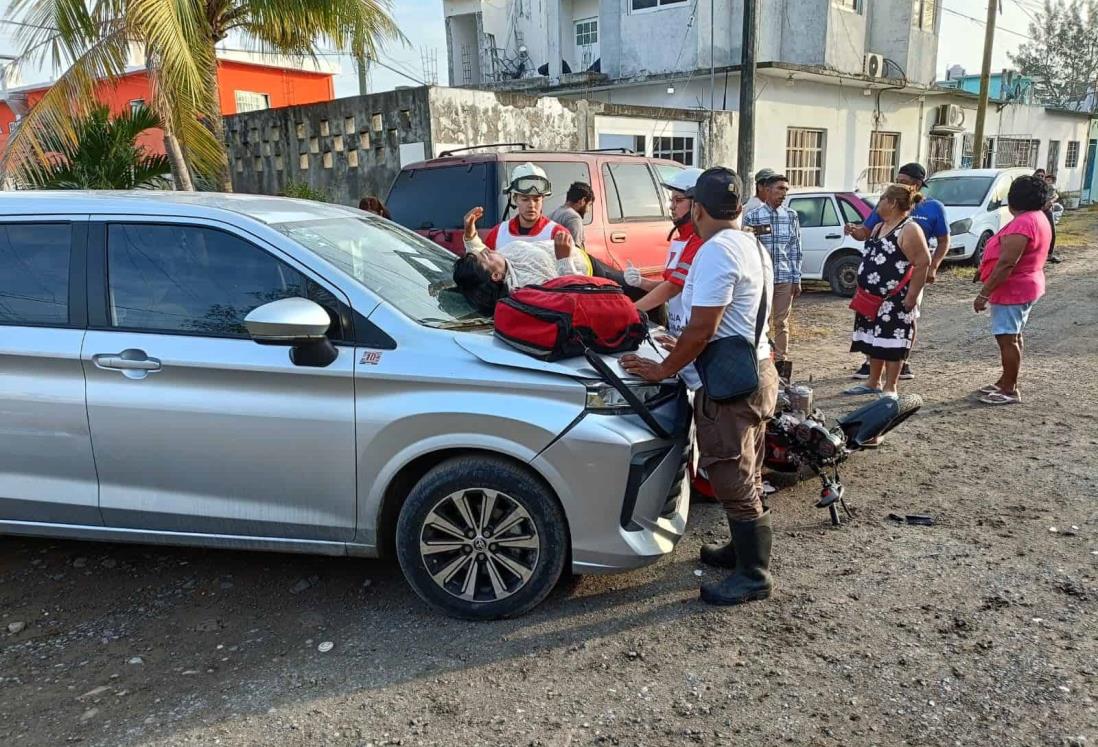 Mujer es atropellada en su moto por una camioneta en la colonia Caballerizas, en Veracruz