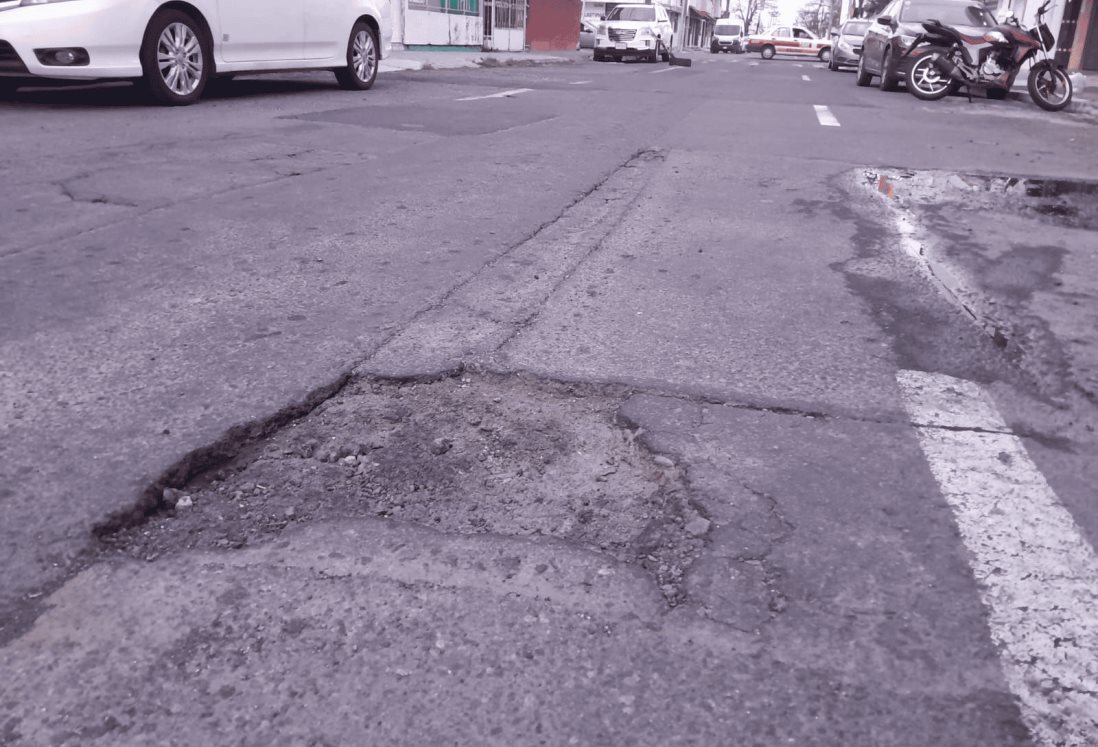 Vecinos de la colonia Zaragoza denuncian baches y socavones recurrentes