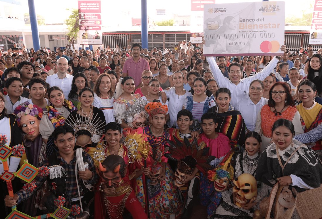 Claudia Sheinbaum y Rocío Nahle entregan becas Rita Cetina en Veracruz