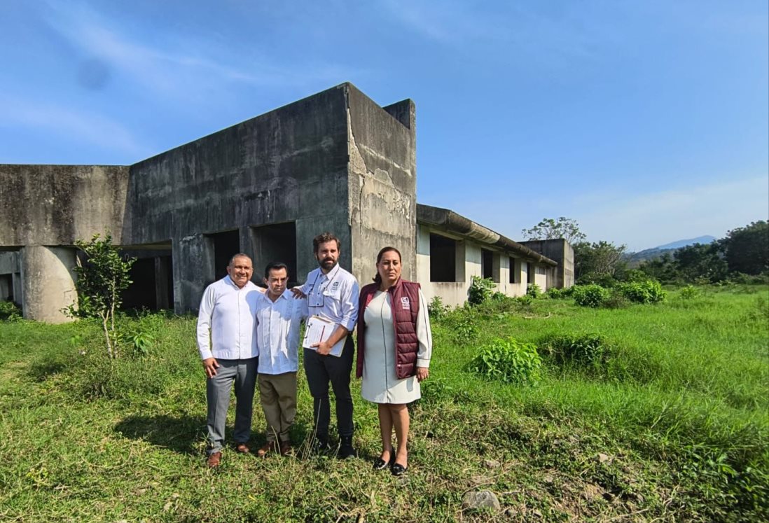 Autoridades revisan hospital inconcluso en Misantla para su reactivación