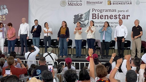 Claudia Sheinbaum en Tihuatlán; encabeza entrega de tarjetas del Bienestar (+Video)