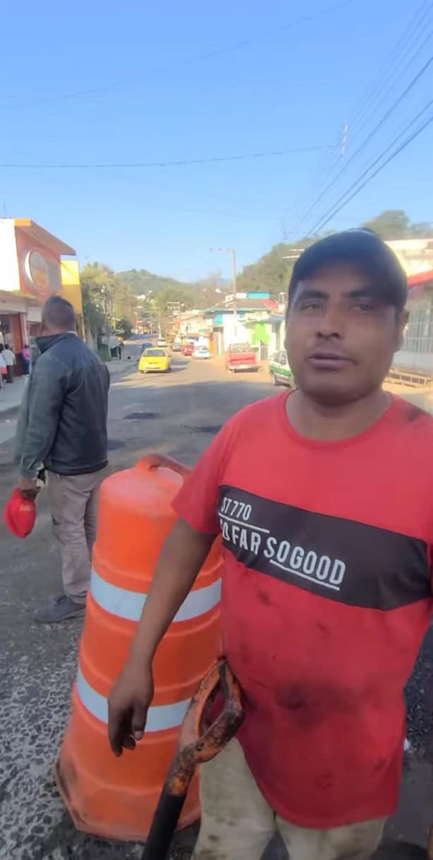 Vecinos se organizaron para bachear por cuenta propia la avenida Ébano de Xalapa